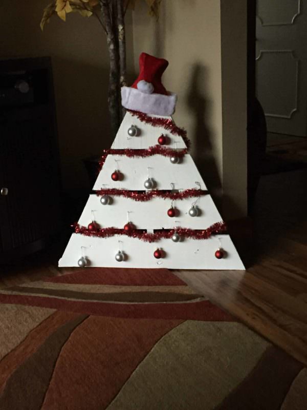 Festive, Easy Small Pallet Christmas Tree Fun Pallet Crafts for Kids Pallet Home Décor Ideas Festive, Easy Small Pallet Christmas Tree Fun Pallet Crafts for Kids Pallet Home Décor Ideas