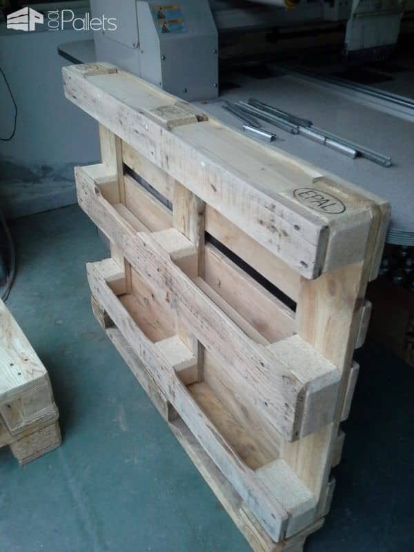 Mobile Pallet Hallway Display Shelving / Mobile Corridoi Pallet Shelves & Pallet Coat Hangers Mobile Pallet Hallway Display Shelving / Mobile Corridoi Pallet Shelves & Pallet Coat Hangers