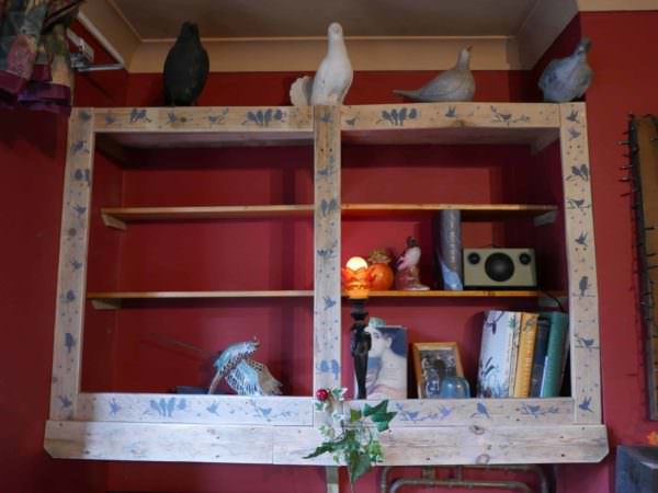 Avian-themed Painted Pallet Shelving Unit Pallet Bookcases & Bookshelves Avian-themed Painted Pallet Shelving Unit Pallet Bookcases & Bookshelves