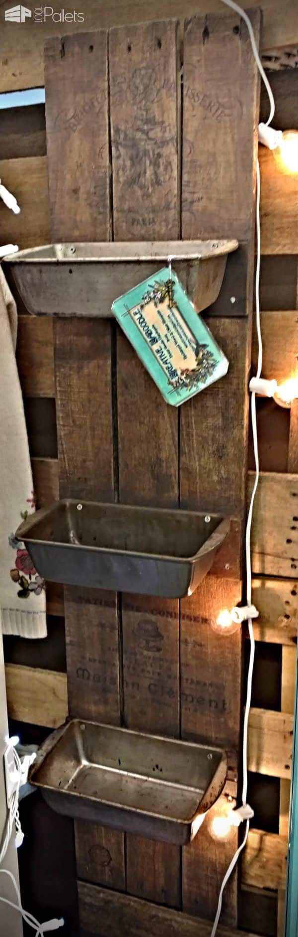 Farmhouse-style French Bakery Motif Pallet Wall Bins Pallet Home Décor Ideas Farmhouse-style French Bakery Motif Pallet Wall Bins Pallet Home Décor Ideas