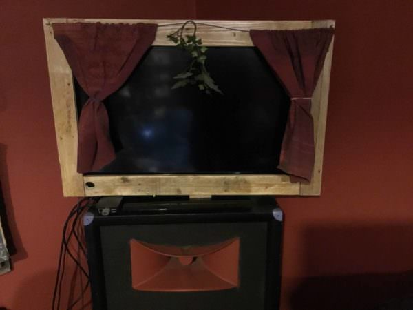 Transform Your Tv Into This Pallet-framed Stage! Pallet TV Stands & Racks Transform Your Tv Into This Pallet-framed Stage! Pallet TV Stands & Racks