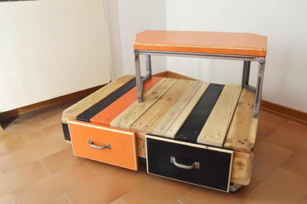 Fun Bi-level Pallet Sofa Table Has Two Drawers Plus Wheels! Pallet Coffee Tables Fun Bi-level Pallet Sofa Table Has Two Drawers Plus Wheels! Pallet Coffee Tables