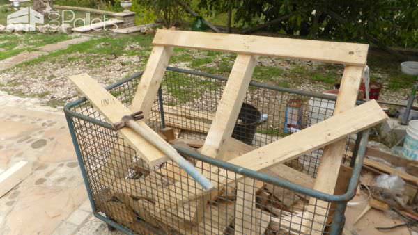 How To Build An Easy Pallet Stool / Come Costruire Uno Sgabello Con I Pallet Pallet Benches, Pallet Chairs & Stools How To Build An Easy Pallet Stool / Come Costruire Uno Sgabello Con I Pallet Pallet Benches, Pallet Chairs & Stools