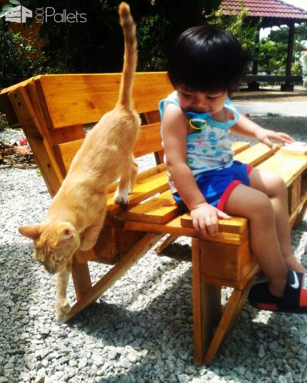 Kid-friendly Outdoor Pallet Bench Pallet Benches, Pallet Chairs & Stools Kid-friendly Outdoor Pallet Bench Pallet Benches, Pallet Chairs & Stools