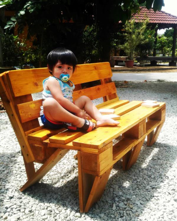 Kid-friendly Outdoor Pallet Bench Pallet Benches, Pallet Chairs & Stools Kid-friendly Outdoor Pallet Bench Pallet Benches, Pallet Chairs & Stools