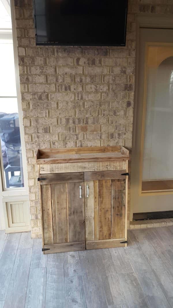 Nifty Pallet Wood Liquor Cabinet Has You Party-ready! Pallet Cabinets & Wardrobes Nifty Pallet Wood Liquor Cabinet Has You Party-ready! Pallet Cabinets & Wardrobes