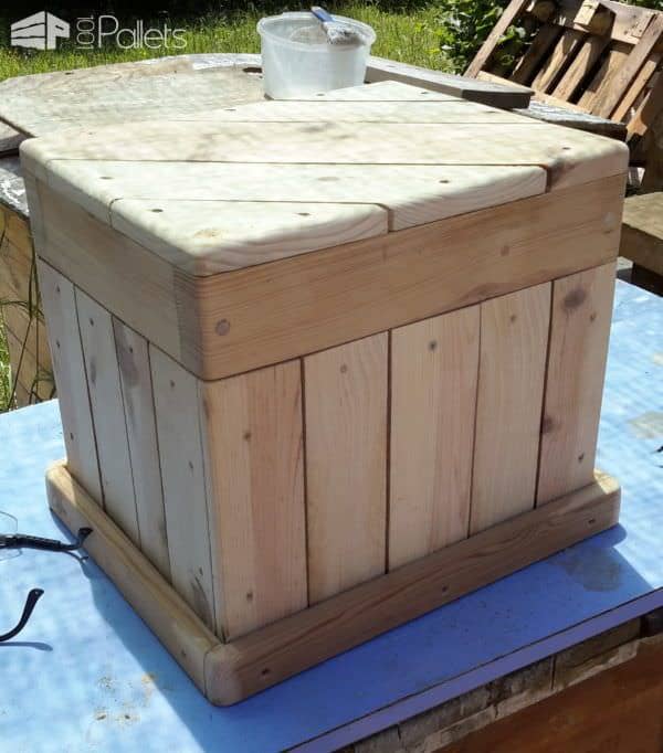 Diagonal-topped Pallet Chest/Seat Features Carved Handle Pallet Boxes & Chests Diagonal-topped Pallet Chest/Seat Features Carved Handle Pallet Boxes & Chests