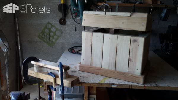 Diagonal-topped Pallet Chest/Seat Features Carved Handle Pallet Boxes & Chests Diagonal-topped Pallet Chest/Seat Features Carved Handle Pallet Boxes & Chests