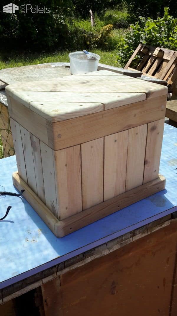 Diagonal-topped Pallet Chest/Seat Features Carved Handle Pallet Boxes & Chests Diagonal-topped Pallet Chest/Seat Features Carved Handle Pallet Boxes & Chests