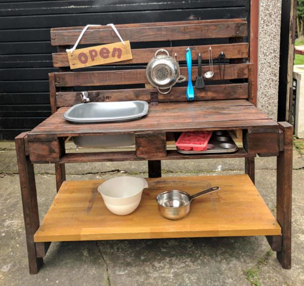 Fanciful Kid’s Pallet Mud Kitchen Fun Pallet Crafts for Kids Fanciful Kid’s Pallet Mud Kitchen Fun Pallet Crafts for Kids