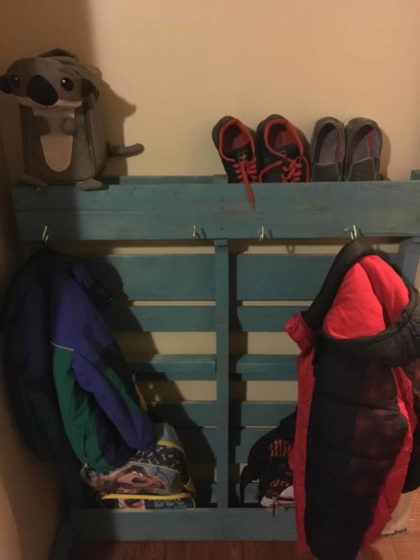 Single-pallet Coat Rack Organizes Our Entryway! Pallet Shelves & Pallet Coat Hangers Single-pallet Coat Rack Organizes Our Entryway! Pallet Shelves & Pallet Coat Hangers