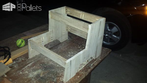 Handy, Adorable Children’s Pallet Step Stool Fun Pallet Crafts for Kids Handy, Adorable Children’s Pallet Step Stool Fun Pallet Crafts for Kids