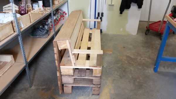Comfy Little Pallet Garden Bench In Under 2 Hours! Pallet Benches, Pallet Chairs & Stools Comfy Little Pallet Garden Bench In Under 2 Hours! Pallet Benches, Pallet Chairs & Stools