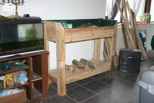 Little Pallet Potting Bench / Etabli De Rempotage Pallet Planters & Compost Bins Little Pallet Potting Bench / Etabli De Rempotage Pallet Planters & Compost Bins
