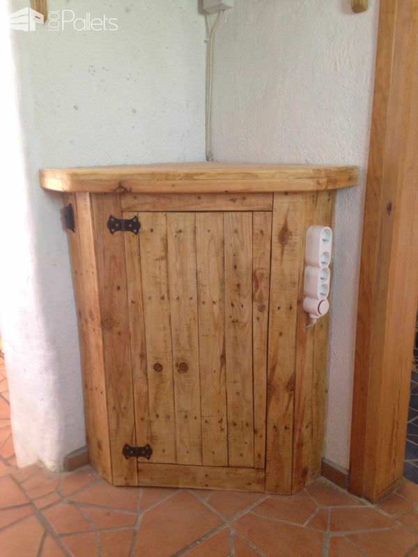 Space Saving Corner Pallet Cupboard and Bookshelf Pallet Bookcases & Bookshelves Space Saving Corner Pallet Cupboard and Bookshelf Pallet Bookcases & Bookshelves