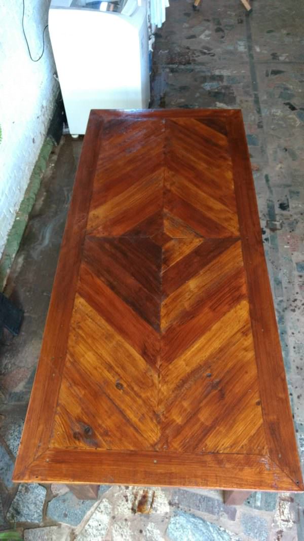 Chevron Pallet Dining Table Is A Beautiful Gift! Pallet Desks & Pallet Tables Chevron Pallet Dining Table Is A Beautiful Gift! Pallet Desks & Pallet Tables