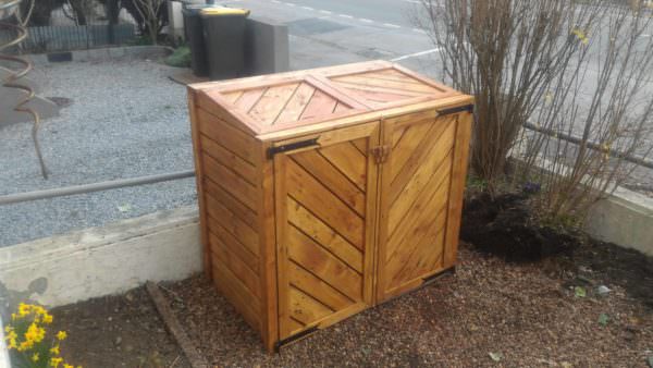 Pallet Trash Bin Shed / Armoire Cache-poubelles Pallet Sheds, Cabins, Huts & Playhouses Pallet Trash Bin Shed / Armoire Cache-poubelles Pallet Sheds, Cabins, Huts & Playhouses