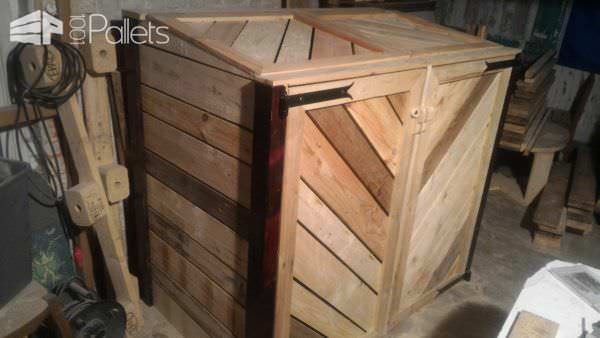 Pallet Trash Bin Shed / Armoire Cache-poubelles Pallet Sheds, Cabins, Huts & Playhouses Pallet Trash Bin Shed / Armoire Cache-poubelles Pallet Sheds, Cabins, Huts & Playhouses