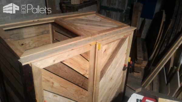 Pallet Trash Bin Shed / Armoire Cache-poubelles Pallet Sheds, Cabins, Huts & Playhouses Pallet Trash Bin Shed / Armoire Cache-poubelles Pallet Sheds, Cabins, Huts & Playhouses