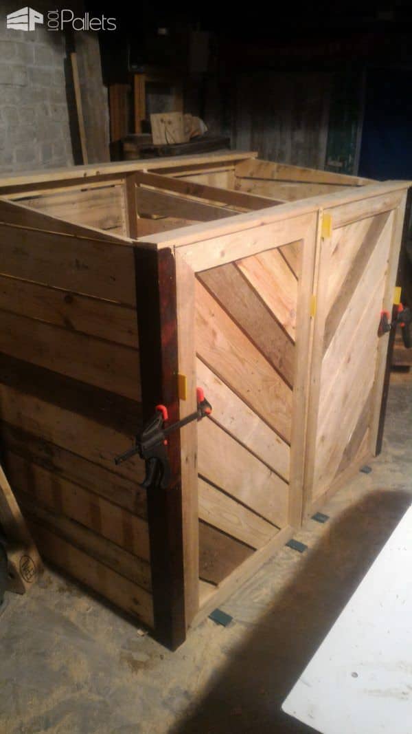 Pallet Trash Bin Shed / Armoire Cache-poubelles Pallet Sheds, Cabins, Huts & Playhouses Pallet Trash Bin Shed / Armoire Cache-poubelles Pallet Sheds, Cabins, Huts & Playhouses