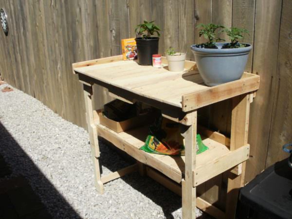 Simple Pallet Potting Bench / Work Bench Pallet Benches, Pallet Chairs & Stools Pallet Desks & Pallet Tables Simple Pallet Potting Bench / Work Bench Pallet Benches, Pallet Chairs & Stools Pallet Desks & Pallet Tables