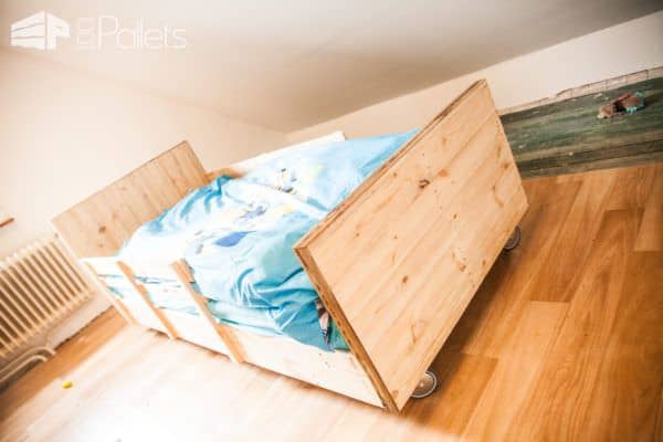 Boy’s Pallet Bed / Lit à Roulettes En Bois De Palettes DIY Pallet Video Tutorials Pallet Beds, Pallet Headboards & Frames Boy’s Pallet Bed / Lit à Roulettes En Bois De Palettes DIY Pallet Video Tutorials Pallet Beds, Pallet Headboards & Frames