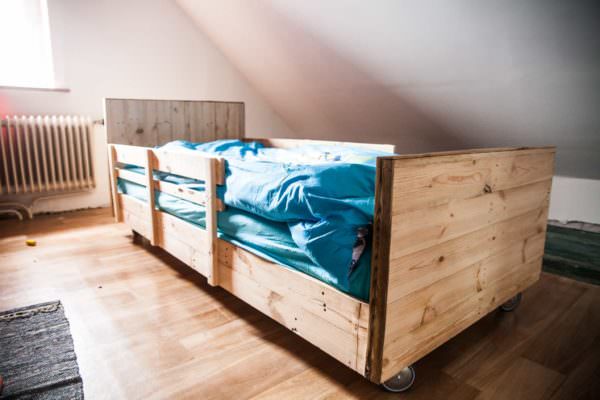 Boy’s Pallet Bed / Lit à Roulettes En Bois De Palettes DIY Pallet Video Tutorials Pallet Beds, Pallet Headboards & Frames Boy’s Pallet Bed / Lit à Roulettes En Bois De Palettes DIY Pallet Video Tutorials Pallet Beds, Pallet Headboards & Frames
