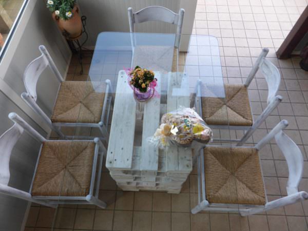 Glass/Pallet Dining Table Uses Upcycled Dining Chairs Pallet Desks & Pallet Tables Glass/Pallet Dining Table Uses Upcycled Dining Chairs Pallet Desks & Pallet Tables
