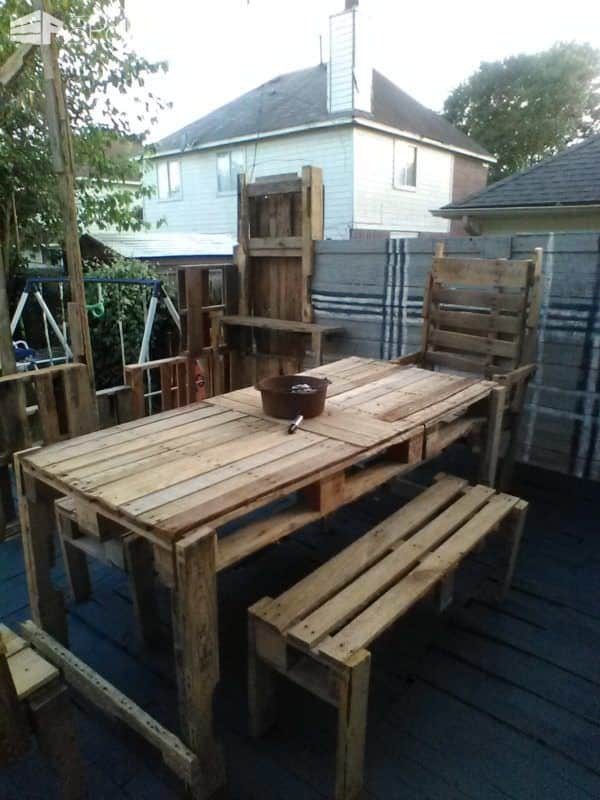Raised Pallet Wood Deck/Dining Set Pallet Terraces & Pallet Patios Raised Pallet Wood Deck/Dining Set Pallet Terraces & Pallet Patios