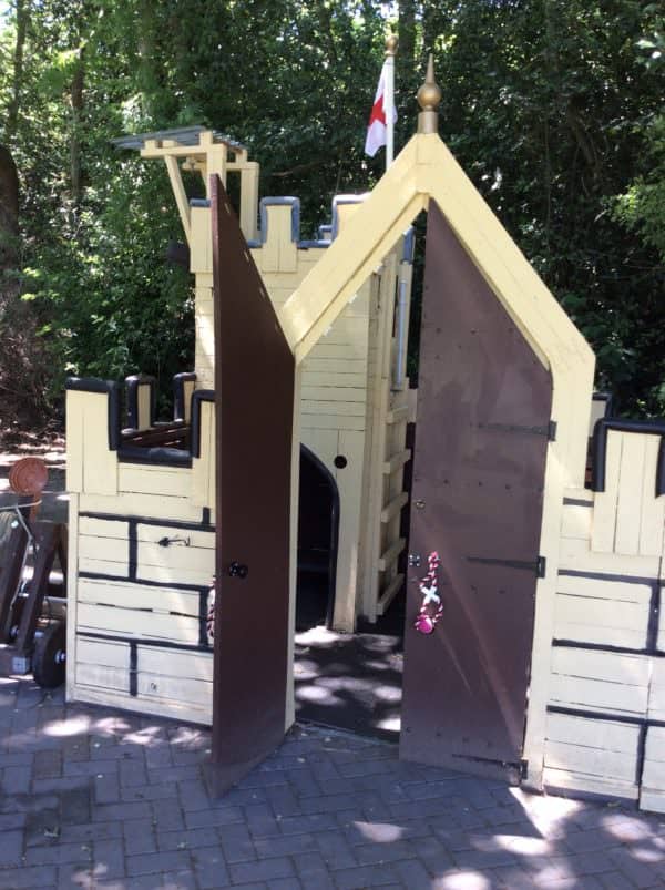 Terrific Pallet Wood Castle Will Make Kids Smile! Pallet Sheds, Cabins, Huts & Playhouses Terrific Pallet Wood Castle Will Make Kids Smile! Pallet Sheds, Cabins, Huts & Playhouses