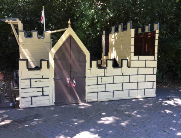 Terrific Pallet Wood Castle Will Make Kids Smile! Pallet Sheds, Cabins, Huts & Playhouses Terrific Pallet Wood Castle Will Make Kids Smile! Pallet Sheds, Cabins, Huts & Playhouses