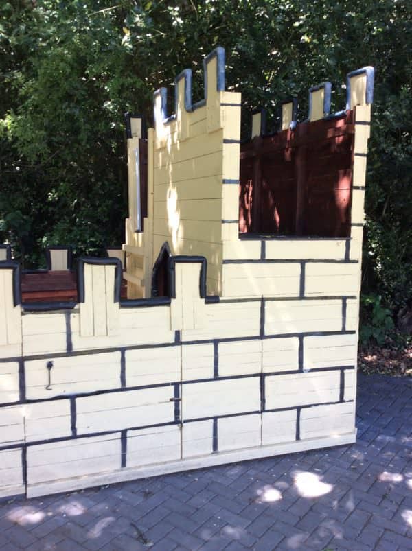Terrific Pallet Wood Castle Will Make Kids Smile! Pallet Sheds, Cabins, Huts & Playhouses Terrific Pallet Wood Castle Will Make Kids Smile! Pallet Sheds, Cabins, Huts & Playhouses