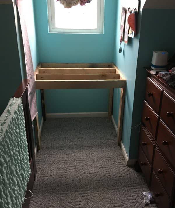 Charming Pallet Reading Nook Converts Into Desk Fun Pallet Crafts for Kids Pallet Desks & Pallet Tables Charming Pallet Reading Nook Converts Into Desk Fun Pallet Crafts for Kids Pallet Desks & Pallet Tables