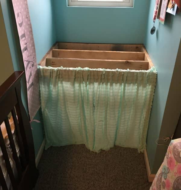Charming Pallet Reading Nook Converts Into Desk Fun Pallet Crafts for Kids Pallet Desks & Pallet Tables Charming Pallet Reading Nook Converts Into Desk Fun Pallet Crafts for Kids Pallet Desks & Pallet Tables