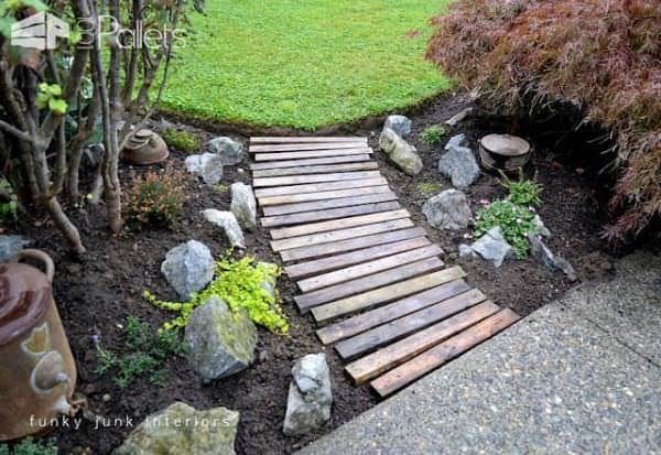 Landscaping with Pallets: 5 Projects That Can Turn Old Trash into Useful Fixtures Pallets in the Garden Landscaping with Pallets: 5 Projects That Can Turn Old Trash into Useful Fixtures Pallets in the Garden