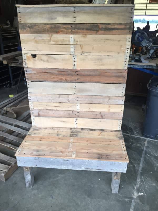 Pallet Hallway Bench / Coat Tree Pallet Benches, Pallet Chairs & Stools Pallet Shelves & Pallet Coat Hangers Pallet Hallway Bench / Coat Tree Pallet Benches, Pallet Chairs & Stools Pallet Shelves & Pallet Coat Hangers