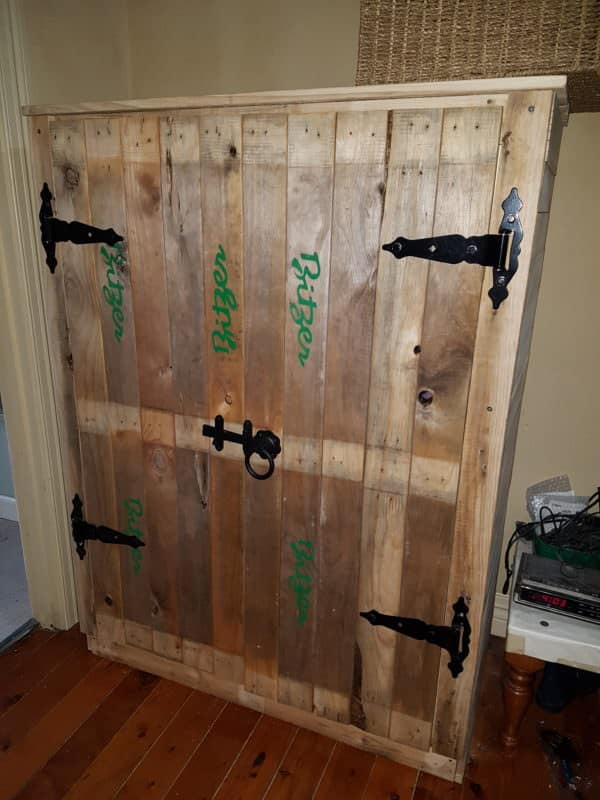 This Pallet Cupboard Organizes Your Hall / Entryway! Pallet Cabinets & Wardrobes This Pallet Cupboard Organizes Your Hall / Entryway! Pallet Cabinets & Wardrobes