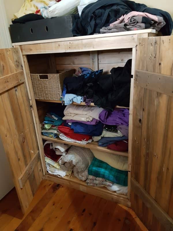 This Pallet Cupboard Organizes Your Hall / Entryway! Pallet Cabinets & Wardrobes This Pallet Cupboard Organizes Your Hall / Entryway! Pallet Cabinets & Wardrobes