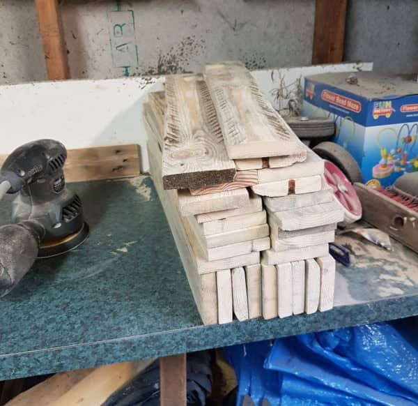 Painted Pallet Potting Bench For Gardening Chores Pallets in the Garden Painted Pallet Potting Bench For Gardening Chores Pallets in the Garden