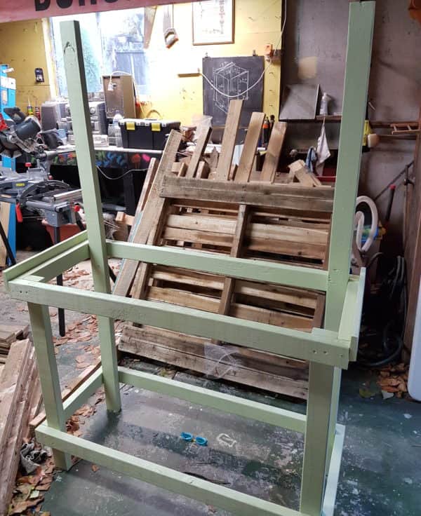 Painted Pallet Potting Bench For Gardening Chores Pallets in the Garden Painted Pallet Potting Bench For Gardening Chores Pallets in the Garden