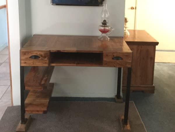 Elegant Pallet Desk Makes Perfect Gift! Pallet Desks & Pallet Tables Elegant Pallet Desk Makes Perfect Gift! Pallet Desks & Pallet Tables