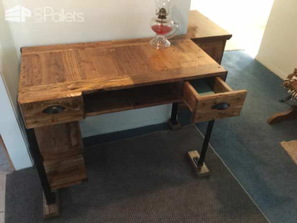 Elegant Pallet Desk Makes Perfect Gift! Pallet Desks & Pallet Tables Elegant Pallet Desk Makes Perfect Gift! Pallet Desks & Pallet Tables