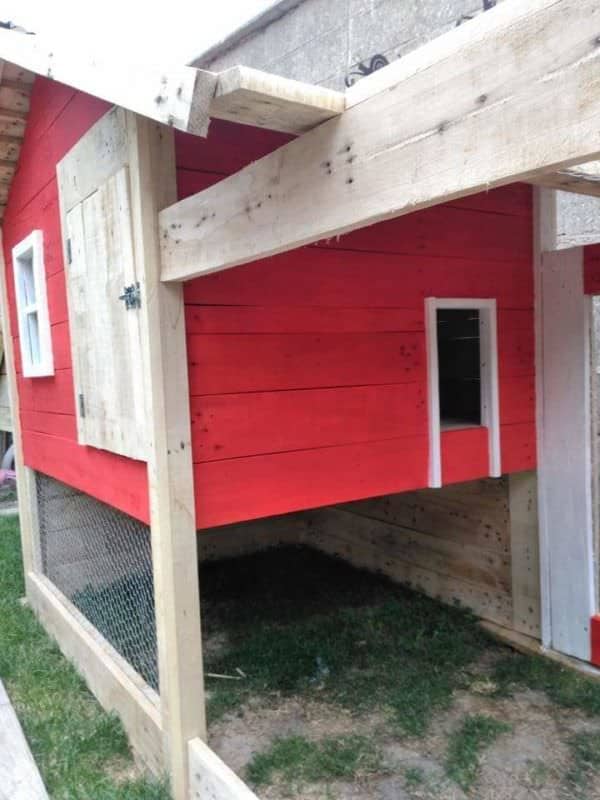 Little Red Pallet Henhouse / Poulailler En Palette Animal Pallet Houses & Pallet Supplies Little Red Pallet Henhouse / Poulailler En Palette Animal Pallet Houses & Pallet Supplies