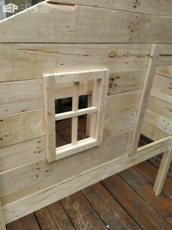 Little Red Pallet Henhouse / Poulailler En Palette Animal Pallet Houses & Pallet Supplies Little Red Pallet Henhouse / Poulailler En Palette Animal Pallet Houses & Pallet Supplies
