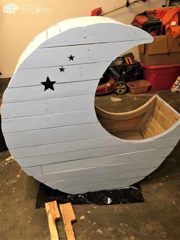Adorable Pallet Moon Crib Pair! Fun Pallet Crafts for Kids Pallet Furniture Adorable Pallet Moon Crib Pair! Fun Pallet Crafts for Kids Pallet Furniture