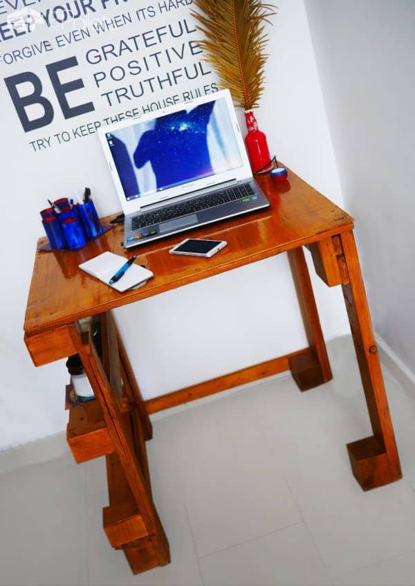 Easy Pallet Desk Also Makes Great Kids Art Desk Pallet Desks & Pallet Tables Easy Pallet Desk Also Makes Great Kids Art Desk Pallet Desks & Pallet Tables