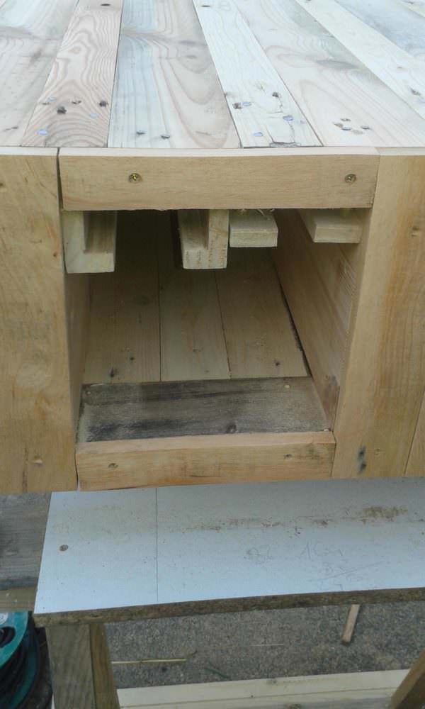 Sleek, Modern Pallet Wood Coffee Table On Wheels Pallet Coffee Tables Sleek, Modern Pallet Wood Coffee Table On Wheels Pallet Coffee Tables
