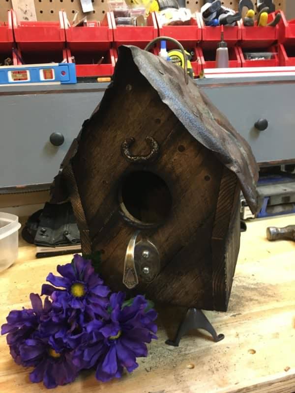 Tin-topped Barn Style Birdhouse Has Spoon Perch! Animal Pallet Houses & Pallet Supplies DIY Pallet Video Tutorials Tin-topped Barn Style Birdhouse Has Spoon Perch! Animal Pallet Houses & Pallet Supplies DIY Pallet Video Tutorials