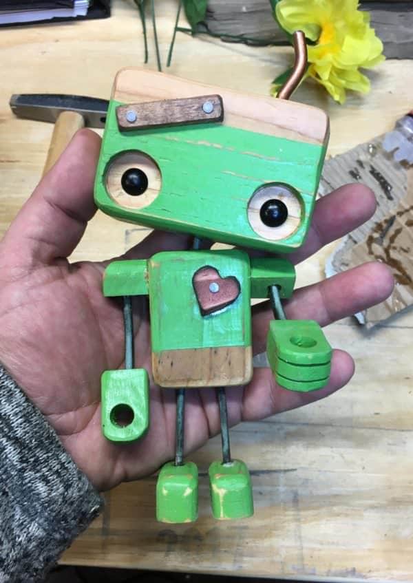 Pallet Wood Robot Melts Valentines Day Hearts DIY Pallet Video Tutorials Pallet Home Décor Ideas Pallet Wood Robot Melts Valentines Day Hearts DIY Pallet Video Tutorials Pallet Home Décor Ideas