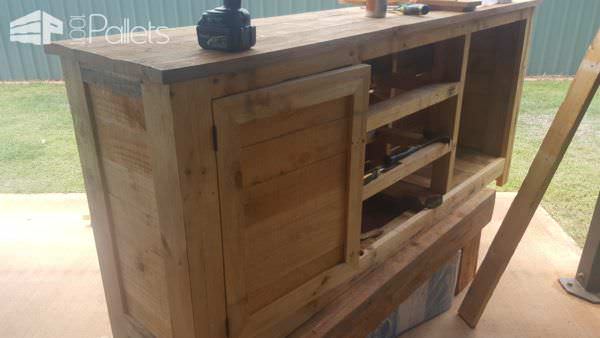 Stunning 5-pallet Rustic Buffet Has Tons of Storage! Pallet Cabinets & Wardrobes Stunning 5-pallet Rustic Buffet Has Tons of Storage! Pallet Cabinets & Wardrobes